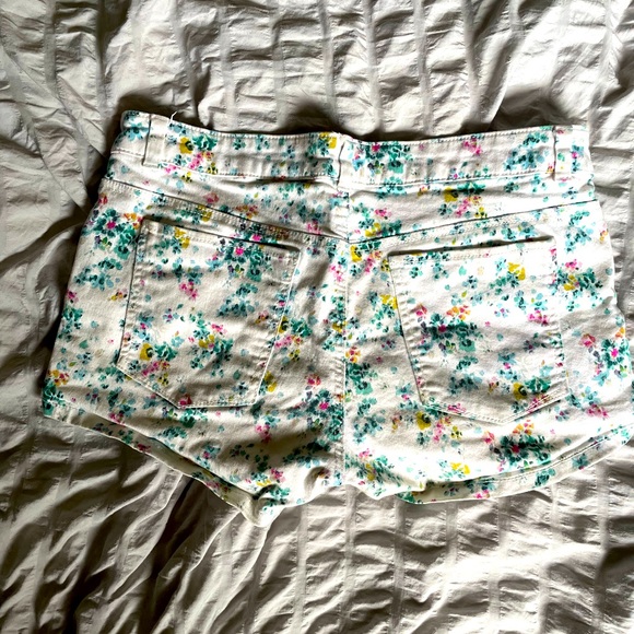 H&M floral white shorts - Picture 3 of 3
